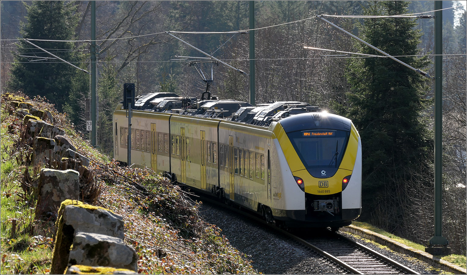 Im Gegenlicht - 

Coradia Continental 2-Triebzug 885 auf der Steilstrecke der Murgtalbahn zwischen Friedrichstal und Freudenstadt Stadt.

15.03.2024 (M)