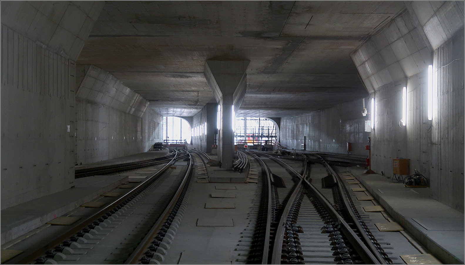 Im Gleisvorfeld des Nordkopfes - 

... des neuen Stuttgarter Hauptbahnhofes. An den Tagen der Offenen Baustelle konnte man über die zukünftige Rettungszufahrt Nord auch in den Tunnelbereich des nördlichen Vorfeldes mit Blickrichtung Bahnsteighalle die hier noch im Tageslicht liegt, da sie noch nicht vollständig abgedeckt ist. Die Gleise in den Tunnel Bad Cannstatt und Feuerbach sind schon verlegt. Die beiden Gleise führen in den Tunnel Feuerbach. Links der Abzweig geht in den Tunnel Bad Cannstatt. Der Abzweig rechts führt zu den Gegengleisen.

10.04.2023 (M)

