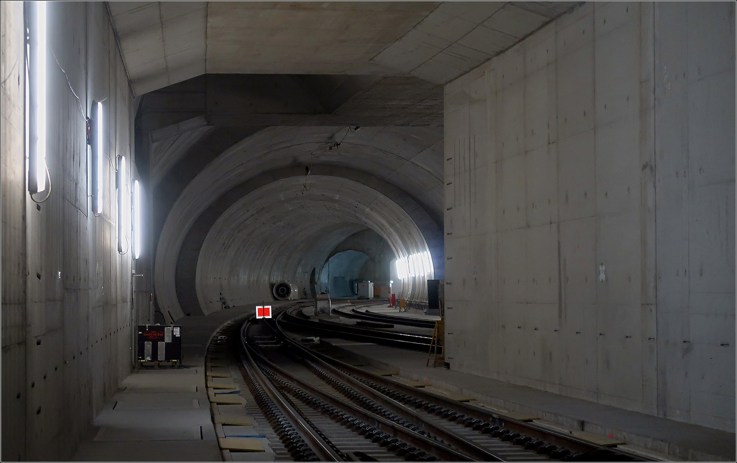 Im Gleisvorfeld des Nordkopfes - 

... des zukünftigen Stuttgarter Hauptbahnhofes. Hier geht der Blick in die andere Richtung in den Tunnel nach Feuerbach. Die beiden Gleise vereinigen sich und rechts in Bildmitte ist zudem das Gleis in Fahrtrichtung Bad Cannstatt zu sehen. Weiter hinten teilt sich der Tunnel in zwei Einzelröhren nach Feuerbach bzw. Bad Cannstatt. Die Tunnels sollen auch von Straßenfahrzeugen (z. B. Feuerwehr) befahren werden können. Dazu werden die Bereiche zwischen den Schienen noch flächig abgedeckt. Der Fotostandpunkt befindet sich auf der Rettungszufahrt die über einen eigenen Tunnel senkrecht auf den Gleisbereich zuführt.

10.04.2023 (M)