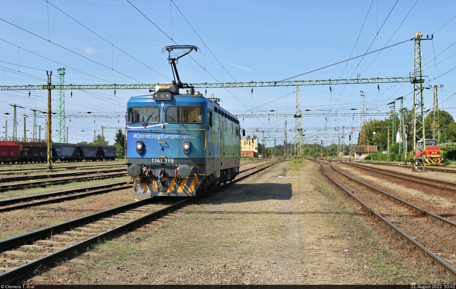Im Grenzbahnhof Gyékényes (HU) werden die von Ungarn kommenden und nach Kroatien weiterfahrenden Züge umgespannt. Für die kurze Strecke nach Koprivnica (HR) – ab dort fuhr wegen Bauarbeiten Schienenersatzverkehr – gab sich die 2021 beim Connecting Europe Express (CEE) eingesetzte 1141 389-2 überraschend die Ehre. Sie bewegt sich gerade an die Wagen heran und wurde vom Bahnsteigende fotografiert.

🧰 HŽ Putnički prijevoz (HŽPP)
🚝 IC 200  Gradec–Tópart Intercity  Budapest-Déli pu (HU)–Koprivnica (HR)
🕓 31.8.2022 | 10:42 Uhr