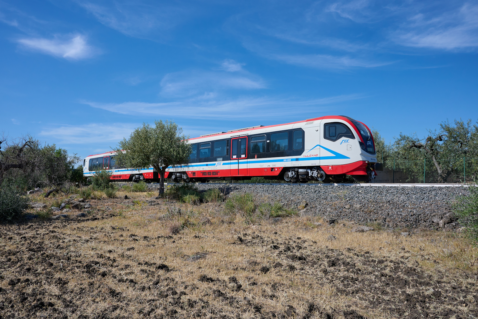 Im Jahr 2015 beschaffte die Ferrovia Circumetnea 4 Triebzüge vom Typ Vulcano bei Newag. Am Nachmittag des 06.05.2024 war DMU 002 bei Giaconia in Richtung Catania unterwegs.