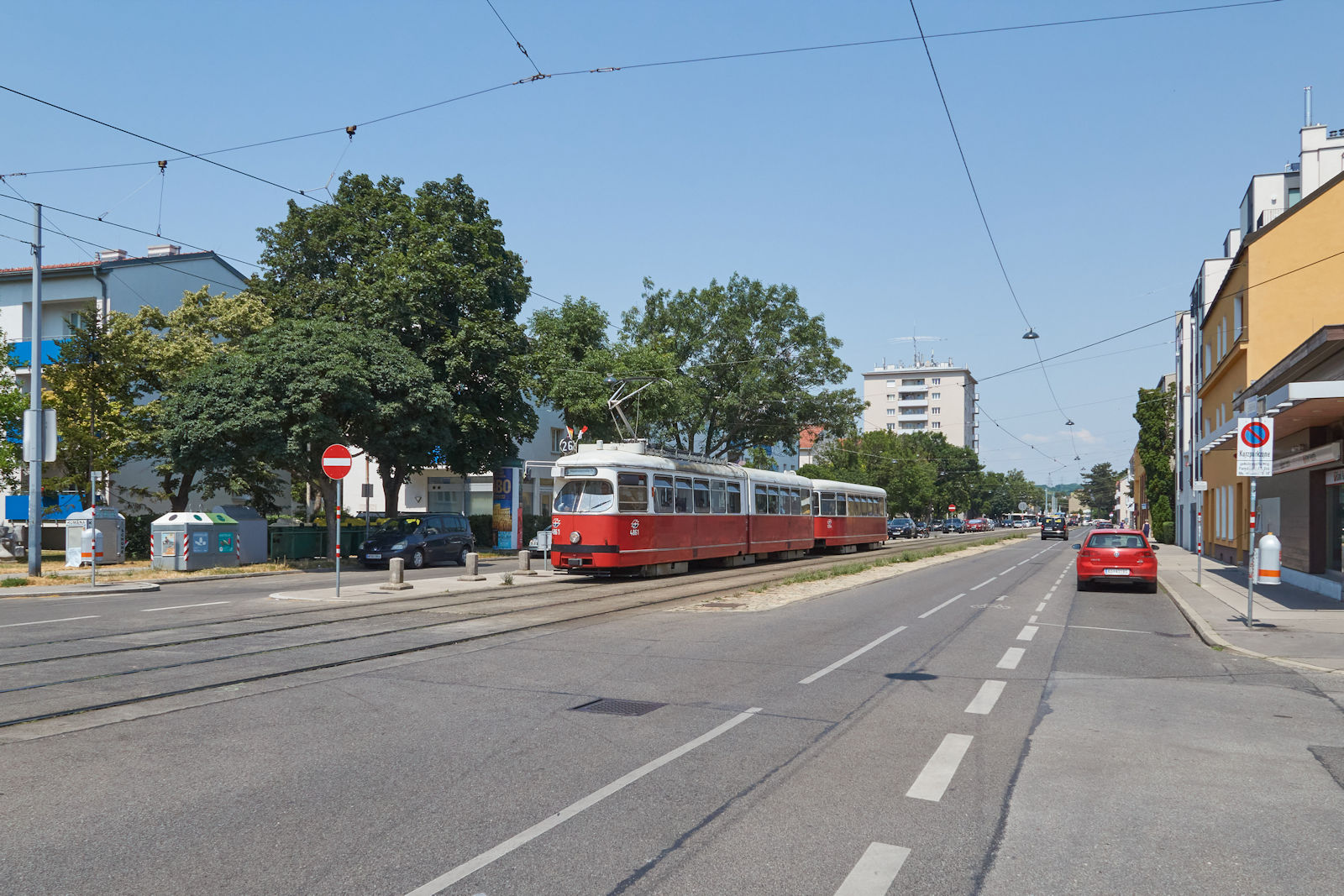 Im Jahr 2021 beschränkten sich die Einsätze der Wiener E1-c4-Züger auf die Linien 25, 26 und 30. Am 29.06.2021 war E1 4861 mit c4 1354 auf dem Weg von Strebersdorf zur Hausfeldstraße und hatte gerade die Endhaltestelle in Strebersdorf verlassen.