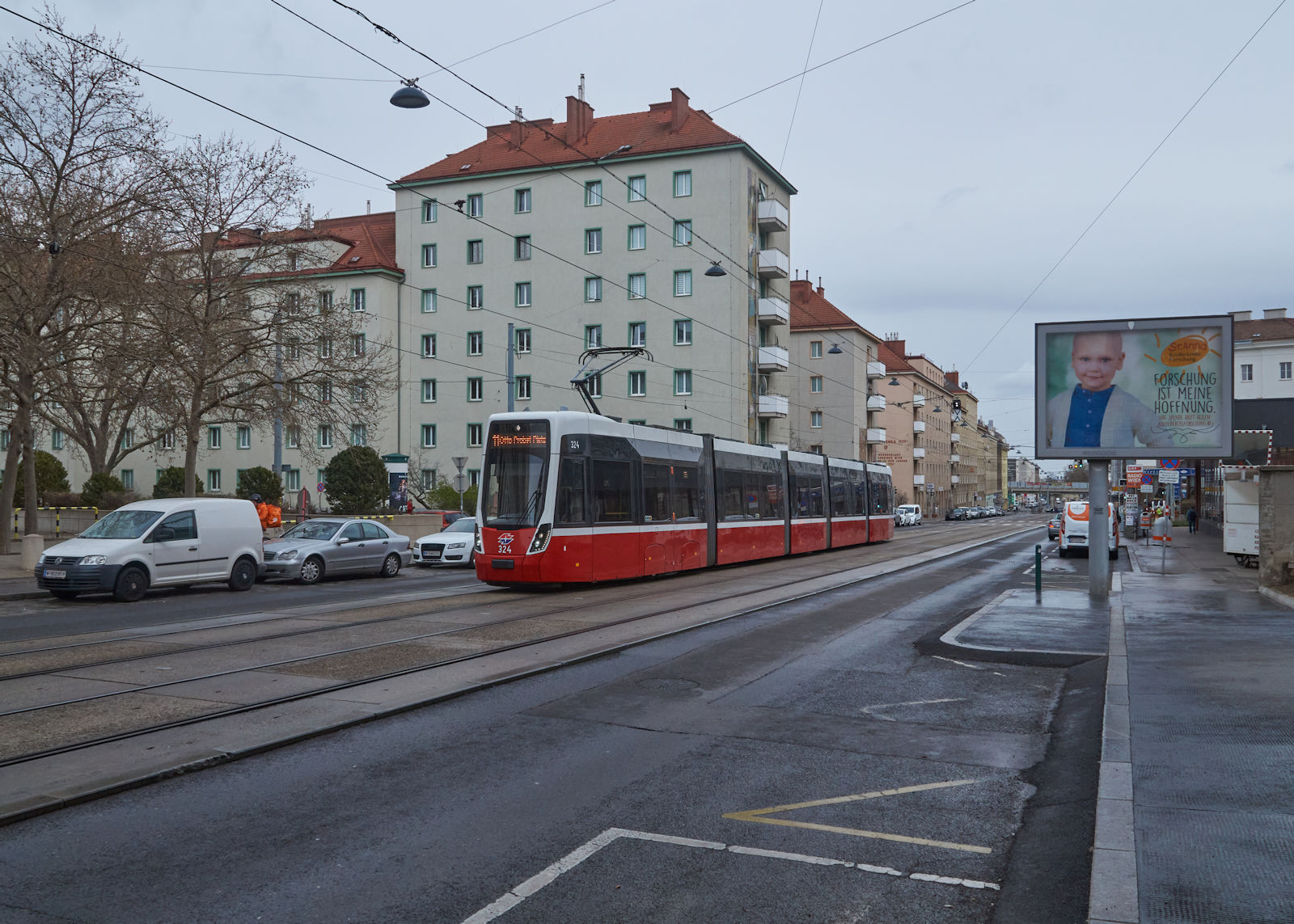 Im Jahr 2022 gehörten die neuen Züge vom Typ D zum gewohnten Bild auf der Linie 11. D 324 war am 05.04.2022 als Linie 11 unterwegs von Kaiserebersdorf zum Otto-Probst-Platz, als er durch die 
