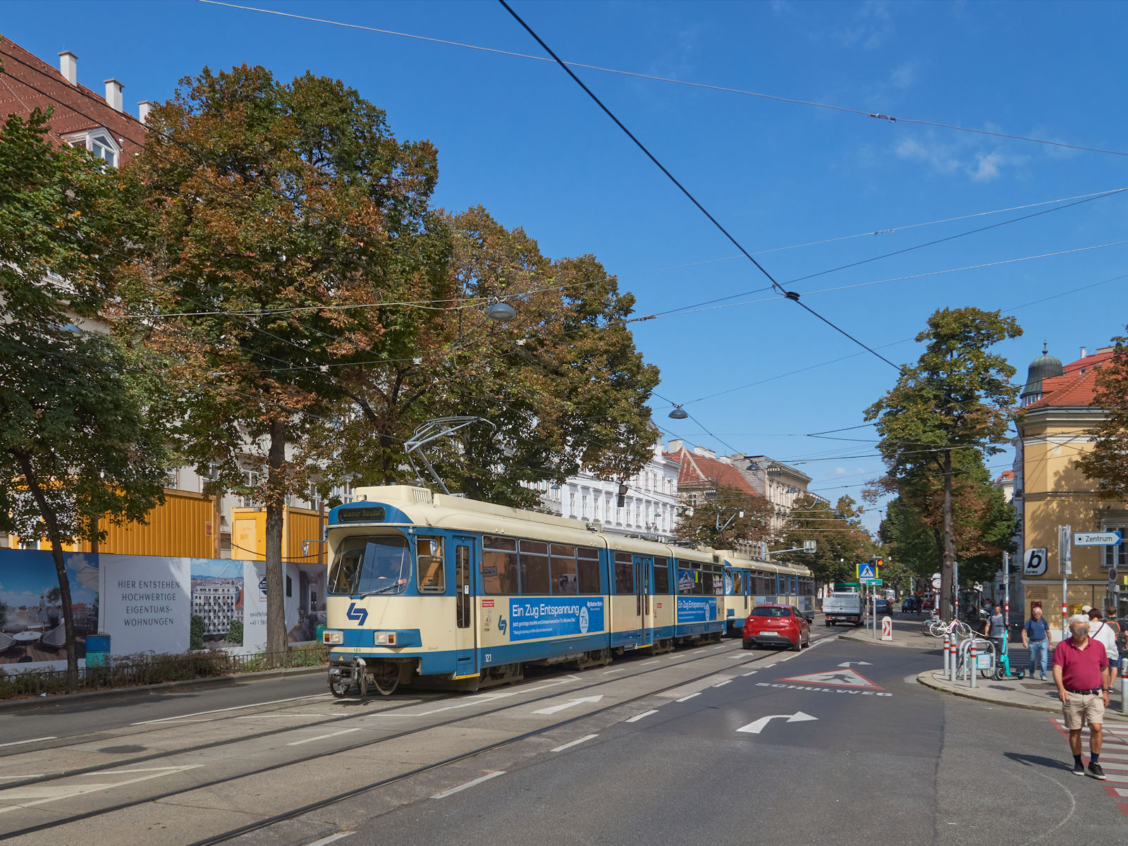 Im Jahr 2022 kam es zu Doppeltraktionen der Reihe 100 bei der Wiener Lokalbahn. Am 02.09.2022 war Tw 123 mit einem weiteren Triebwagen auf dem Weg von der Oper nach Wiener Neudorf und hat gerade die Haltestelle Mayerhofgasse verlassen.