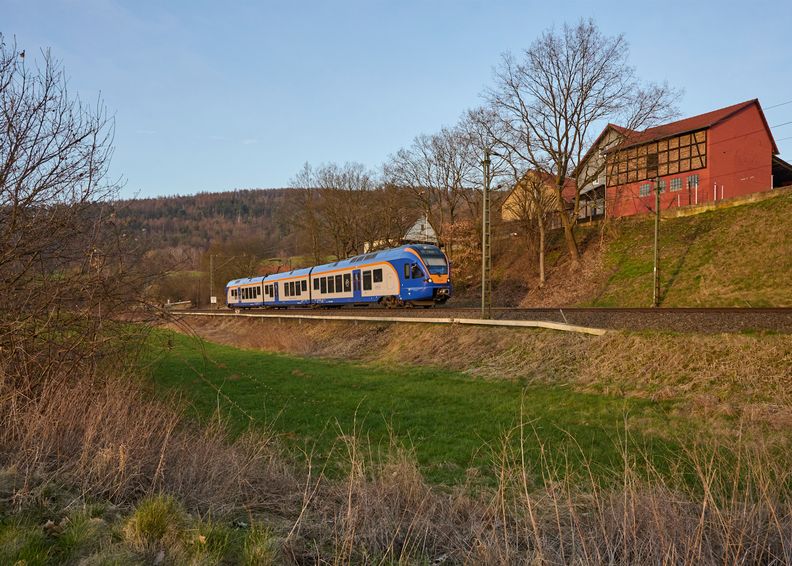 Im letzten Tageslicht des 09.03.2024 fuhr 427 138 der Cantus Verkehrsgesellschaft als 24239 von Kassel nach Fulda. Kurz vor dem neuen Haltepunkt Melsungen-Schwarzenberg wurde er auf den Chip gebannt.