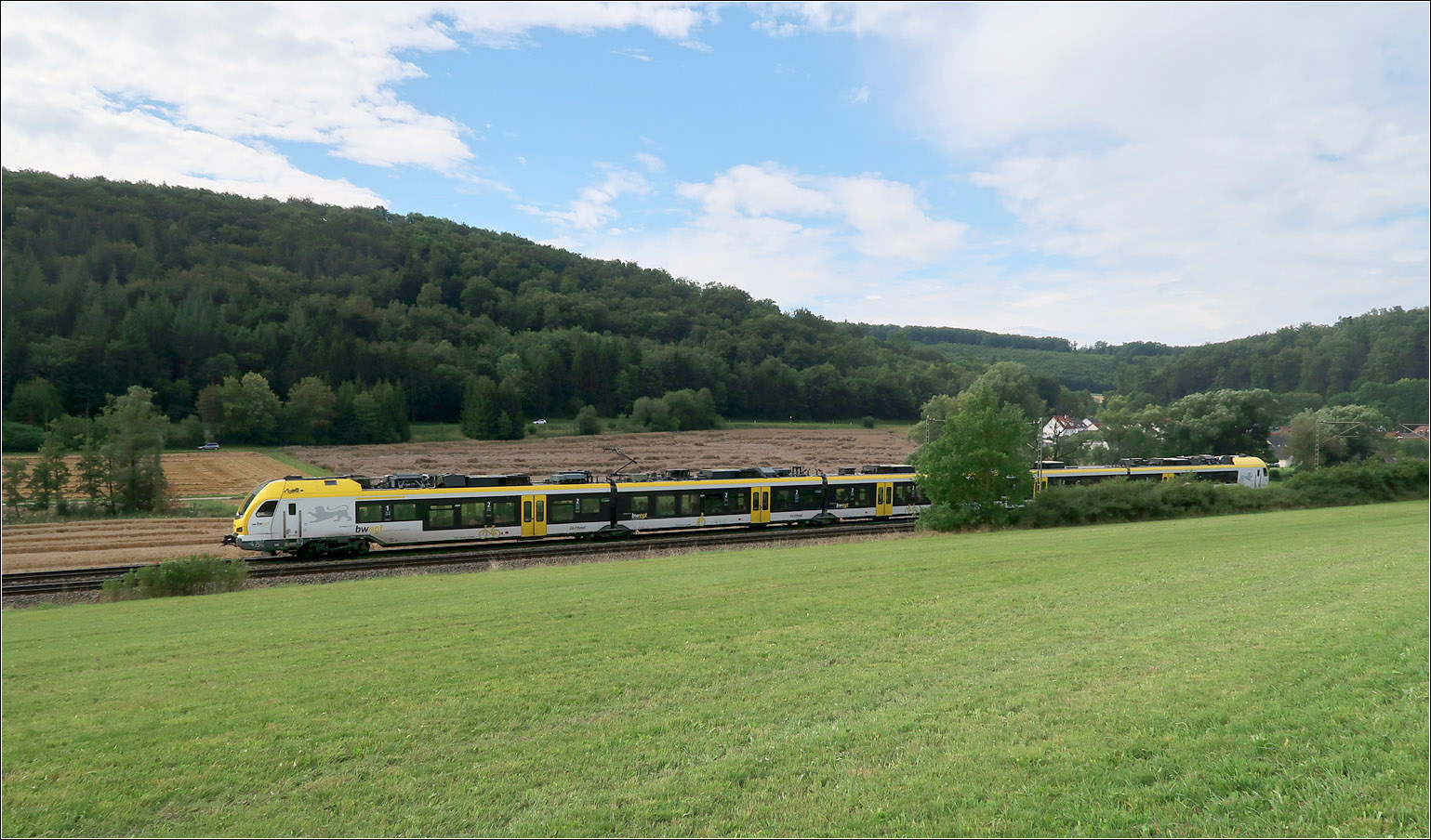Im Lonetal - 

Ein fünfteiliger Flirt 3-Triebzug der GoAhead ist hier bei Lonsee-Urspring auf der Filsbahn unterwegs in Fahrtrichtung Ulm.

12.08.2023 (M)