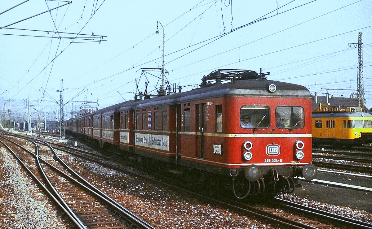 Im Mai 1978 fährt eine 465-Dreifachgarnitur mit 465 024-8 an der Spitze im Stuttgart-Bad Cannstatt ein