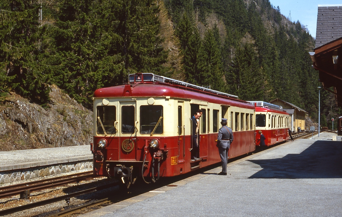 Im Mai 1980 treffen sich im Bahnhof Le Chatelard-Frontiere ein Z 600 der SNCF (noch in der alten Farbgebung und mit SNCF-Symbol an der Fronttür) und ein ABDeh 4/4 der MC. Während das Personal des ABDeh 4/4 den Triebwagen für die Rückfahrt nach Martigny vorbereitet, warten der Zugchef des Z 600 und ein Zollbeamter noch auf weiterreisende Fahrgäste in Richtung Chamonix.
