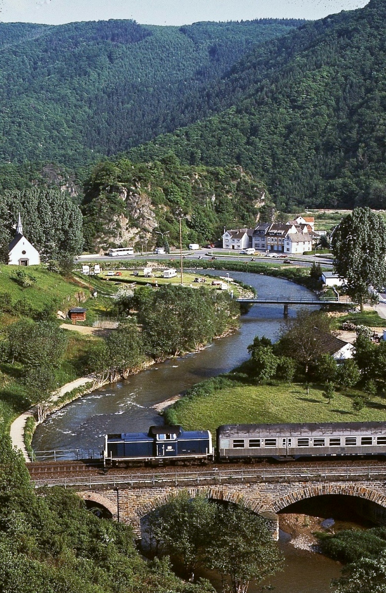 Im Mai 1985 überquert eine 212 mit ihrem Nahverkehrszug von Adenau nach Remagen bei Altenburg die Ahr