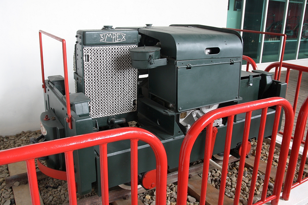 Im Muzium Sabah in Kota Kinabalu ist, ganz in die Ecke gedrängt, diese Motor Rail Diesellok (Hersteller: Simplex Works - Bedford / England, Type: 40S mit Dorman L Motor, Baujahr: 19??,  Fabriksnr.: 22068) ausgestellt. - Bild vom 09.Februar 2025.