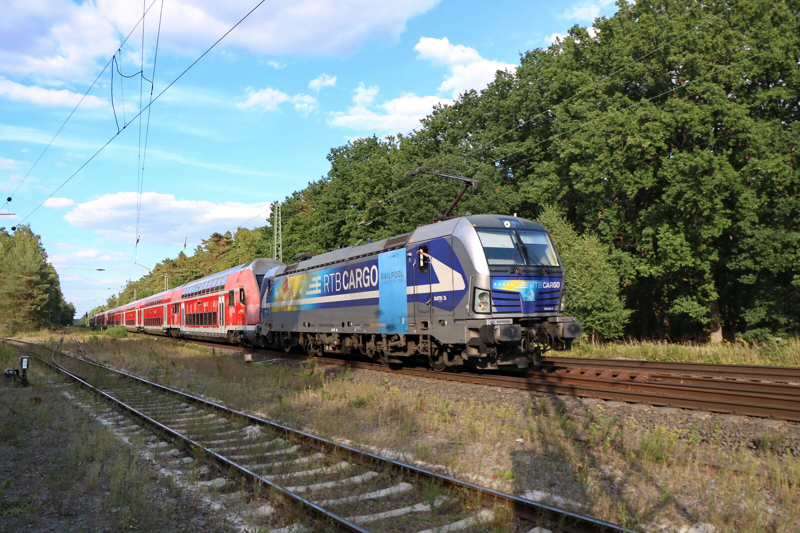 Im Rahmen der Kreis Düren Tage 2022 hatte 193 824  Düren  der Rurtalbahn Cargo die Aufgabe den Sonderzug aus Münster zurück nach Düren zu bespannen.
Sythen 2.9.22 