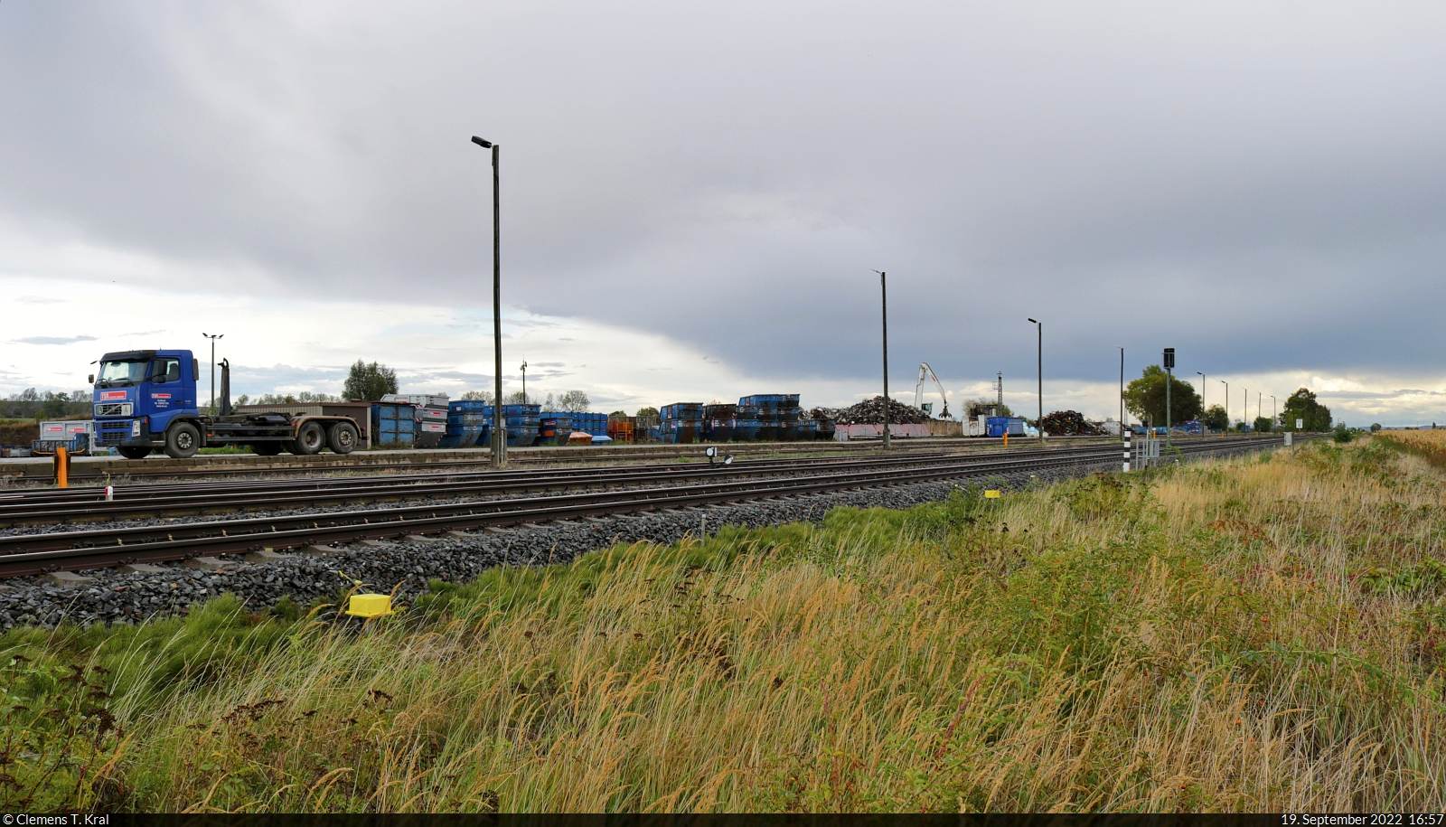 Im Schachdorf Ströbeck bei Halberstadt gibt es noch einen Bahn-Anschluss eines Schrottverwerters, der im Schnitt einmal die Woche abtransportieren lässt. Zur geplanten Zeit am vorgesehenen Tag war allerdings nichts dergleichen zu sehen. Dennoch sollte die lange, beschwerliche Anreise per Rad bei stürmischem Wetter mit einem Bild der Bahnanlage belohnt werden.

🕓 19.9.2022 | 16:57 Uhr