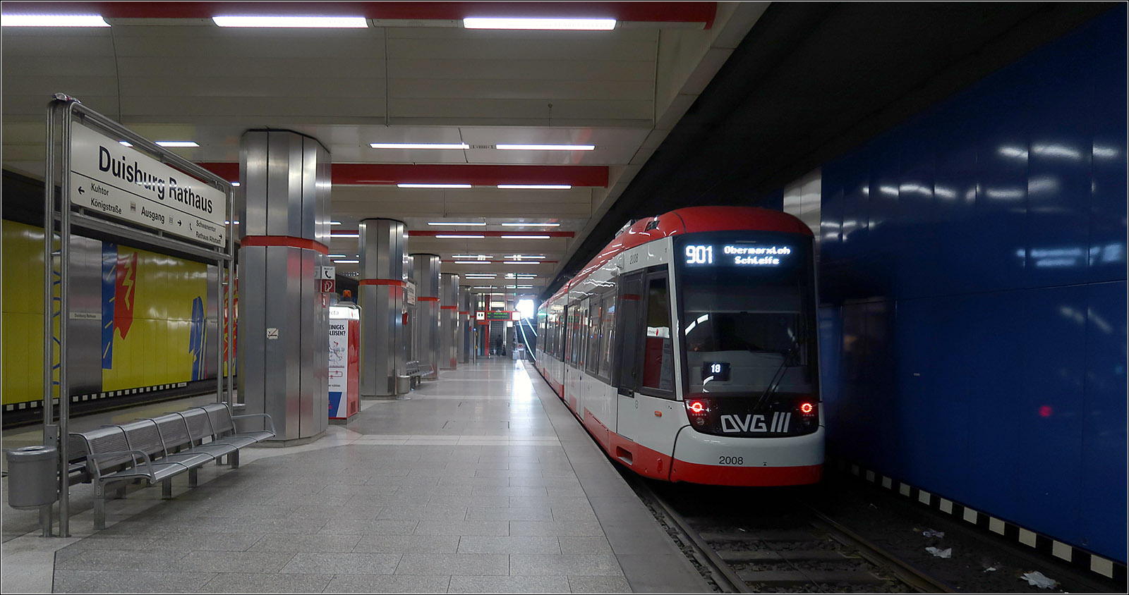 Im Straßenbahnvorlaufbetrieb - 

... befindet sich die Station Duisburg-Rathaus, aber dieser wird wohl endgültig bleiben und hier wohl nie Hochflurstadtbahnen halten. Hochbahnsteige sind schon vorhanden, aber durch Aufschotterung der Gleise als solche nicht erkennbar. Bombardier Flexity Classic 2008 wird gleich über eine provisorische Rampe hinauf zur Schwanentorbrücke fahren und den Innenhafen überqueren.

Da durch den Ost-West-Tunnel in Duisburg nur die Linie 901 Mülheim/Ruhr - Obermaxloh verkehrt, wäre es schön man könnte diesen Tunnel noch durch weitere Linien einer höheren Nutzung zuführen. Denkbar wäre eine neue Straßenbahnlinie von Moers über Duisburg-Homberg, die in Duisburg Ruhrort an die bestehende Linie 901 anschließt und östlich des Hauptbahnhofes diese Linie verstärken könnte.

23.08.2023 (M)