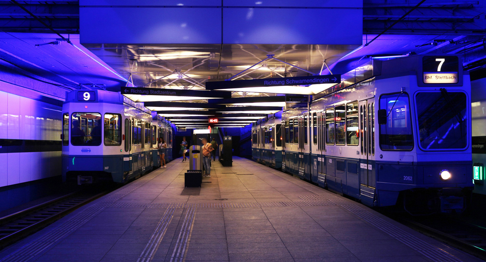 Im Untergrund: Eine klassische Tram 2000-Doppeltraktion der Linie 7 mit dem Be 4/6 2062 und ein Ponyzug der Linie 9 mit dem Be 2/4 2427 begegnen sich an der Haltestelle Tierspital im Schwamendinger Tunnel am 26.07.2022.
