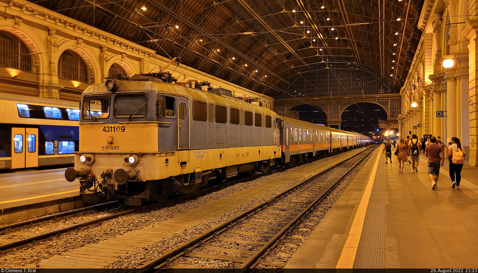 Im warmen Licht der Haupthalle wartet 431 109-2 auf Gleis 8 des Bahnhofs Budapest-Keleti pu (HU) auf Abfahrt.

🧰 MÁV
🚝 IR 3058  Mátra Interregio  Budapest-Keleti pu (HU)–Gyöngyös (HU)
🕓 28.8.2022 | 21:23 Uhr