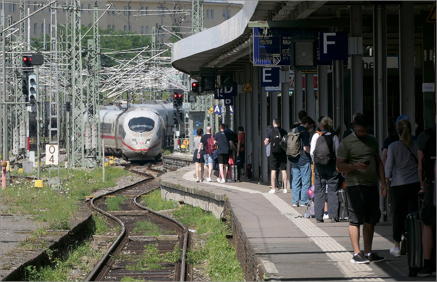 Im Zick-Zack an einem heißen Tag am Bahnsteig entlang - 

Einfahrt eines ICE 3 Zuges im Stuttgarter Hauptbahnhof.

28.09.2024 (M)