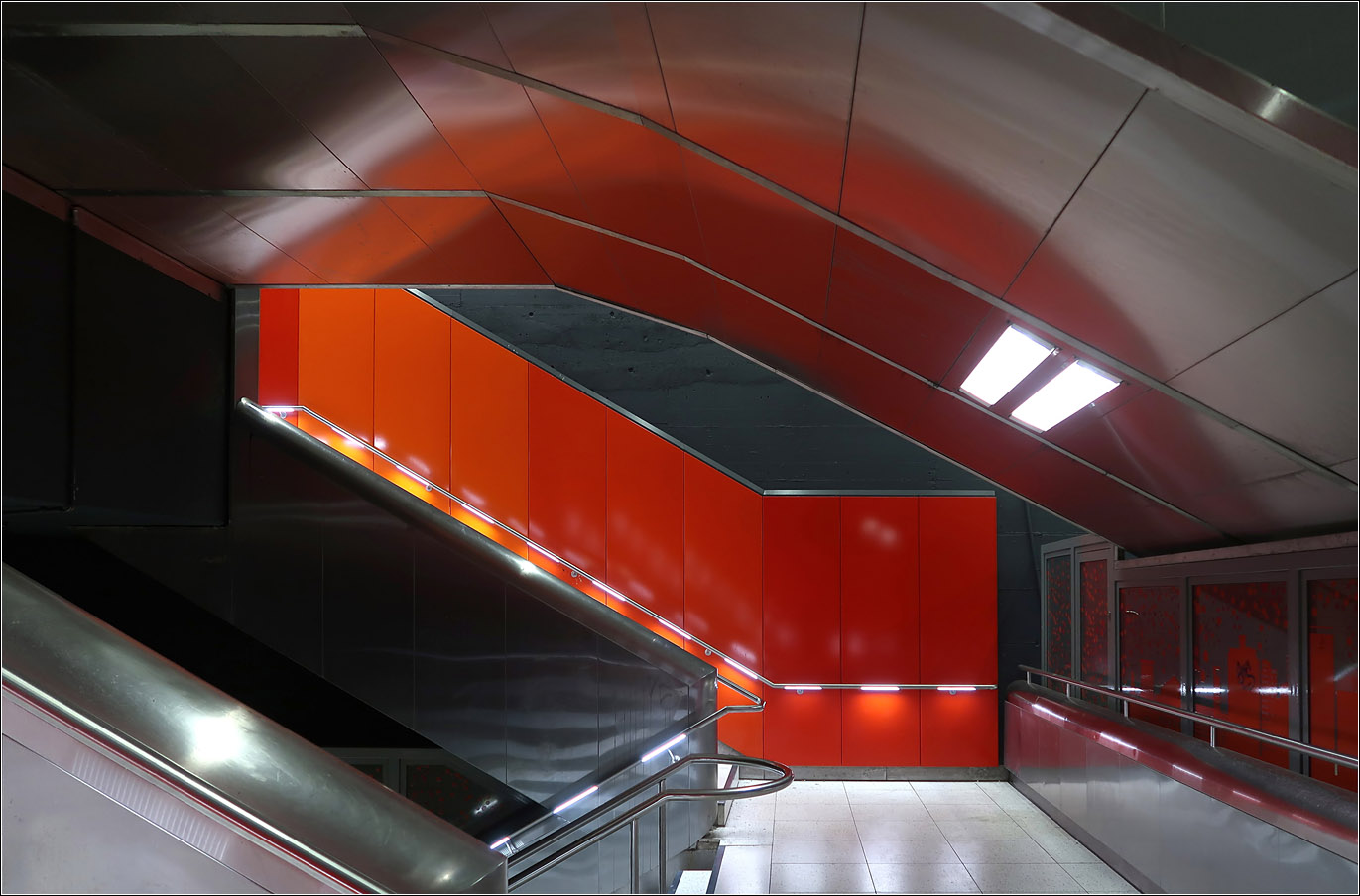 Im Zwischenraum - 

... unter der Rolltreppe und über dem Bahnsteig befindet sich das Podest des Treppenabgangs. Die Wände wurden bei der Neugestaltung nur zum Teil im Bereich wo sich die Reisenden bewegen verkleidet. Ansonsten sind die rohen Betonwände nur schwarz 'weggestrichen.'
S-Bahnstation am Stuttgarter Hauptbahnhof.

28.02.2023 (M) 