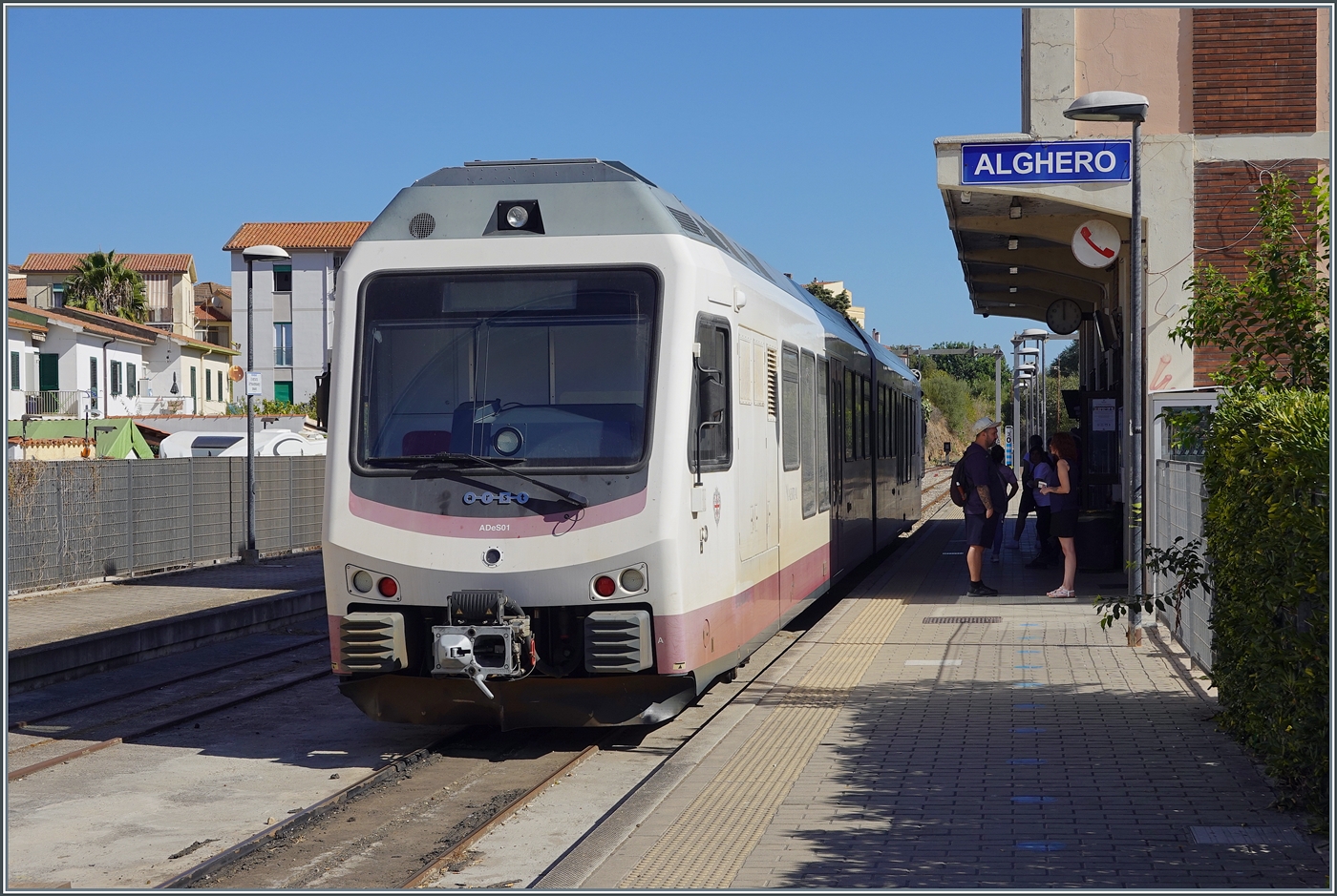 In Alghero wartet der ARST (transporti regionali della sardegna) ADeS01 (95 83 4600 001-0 [A] / 95 83 4600 101-8 [B]) Doppeltriebwagen auf die Abfahrt als AT 70 nach S�ssari.

22. September 2026