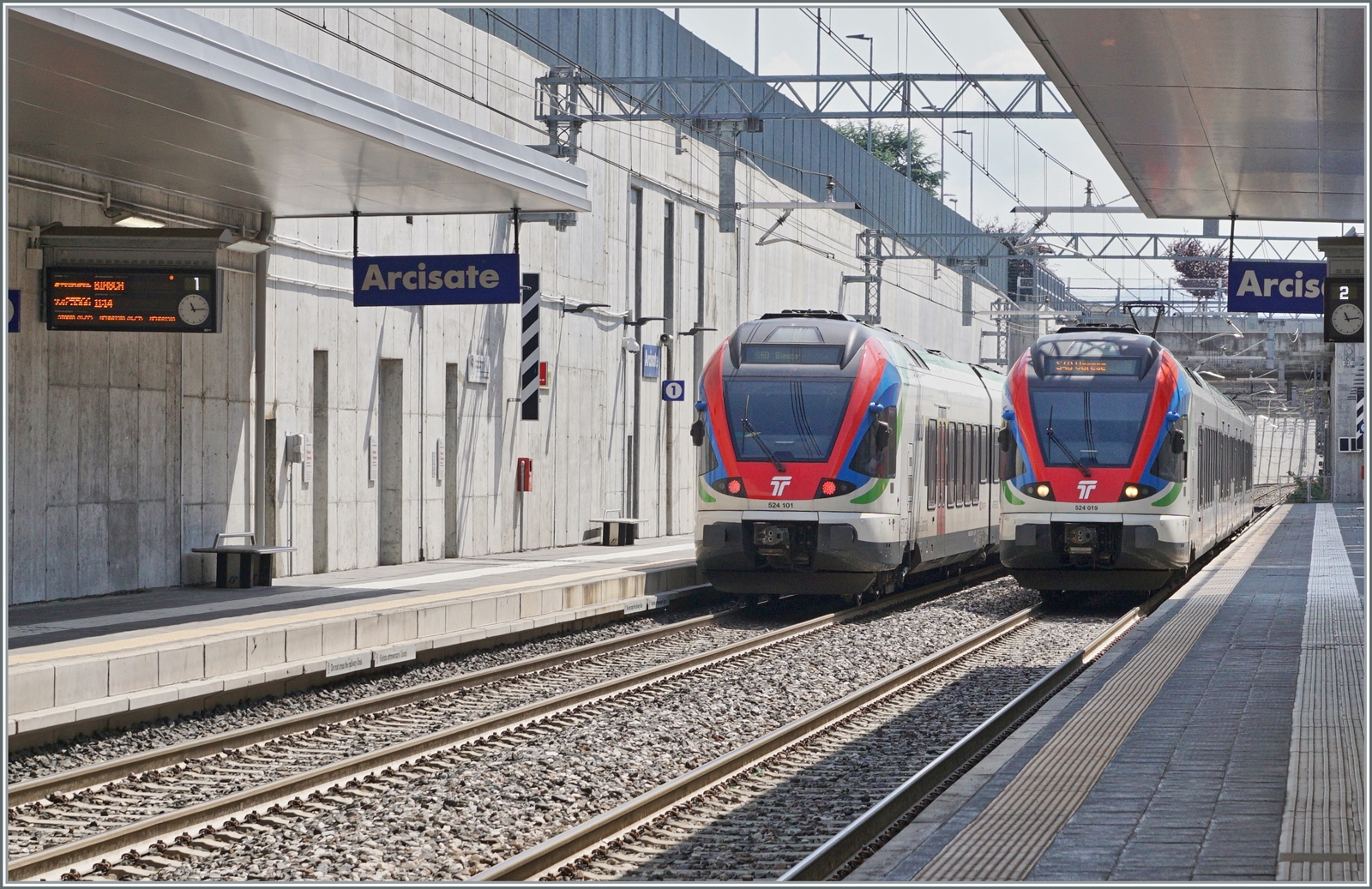 In Arcisate begegnen sich der SBB TILO RABe 524 101 als S50 von Malpensa nach Biasca und der SBB TILO RABe 524 019 als S 40 von Como S.G. nach Varese. 

23. Mai 2023