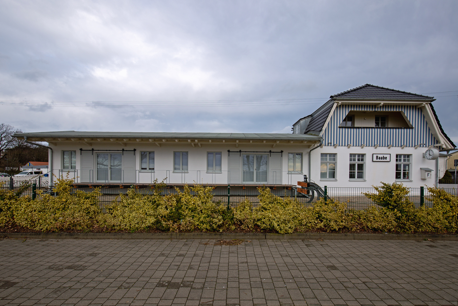 In Baabe wird das neue  Empfangsgebäude der RüBB in kürze ein Jahr alt. Hier die Ansichten von der Bahnsteigseite und des Seitenzugang’s mit den jeweiligen Möglichkeiten. - 23.03.2023
