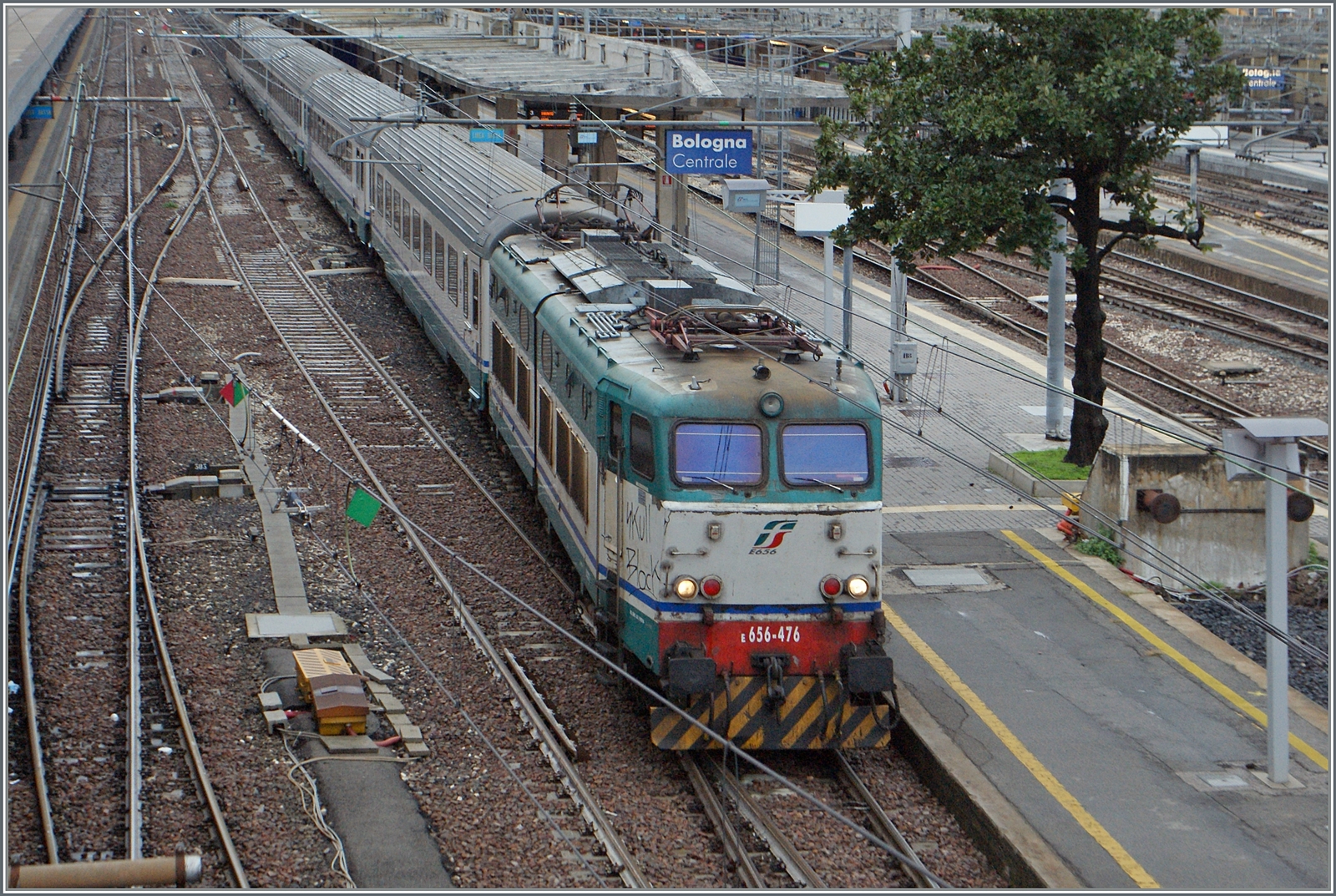In Bologna Centrale ist die FS Trenitalia E 656-476 mit einem Intercity in Richtung Süden gerade abgefahren. 

15. November 2013
