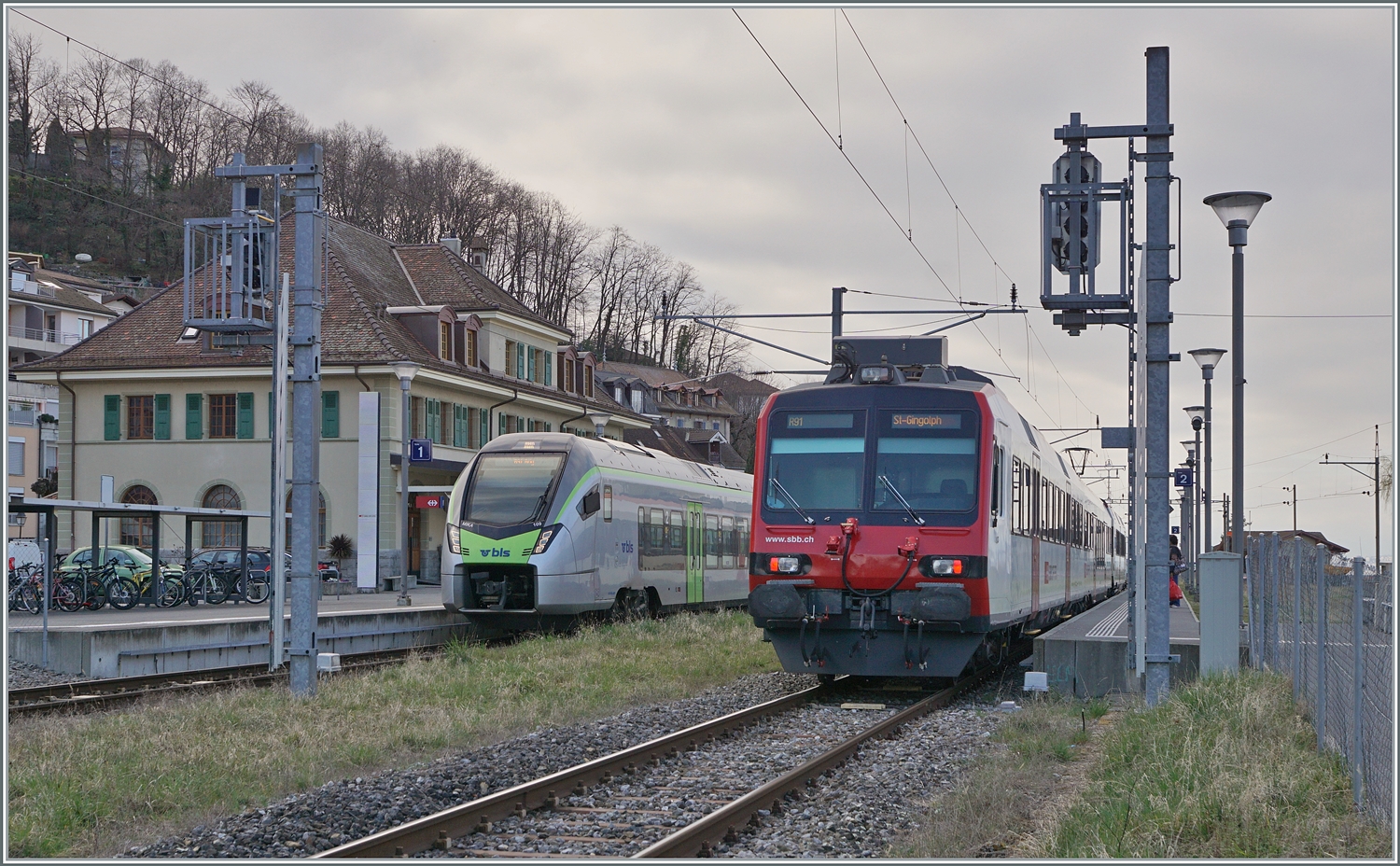 In Bouveret kreuzen sich der BLS RABe 528 109 als R 91 6125 nach Brig und ein SBB RABDe Domino als  den R 91 6122 nach St-Gingolph (Suisse). 

4. März 2024