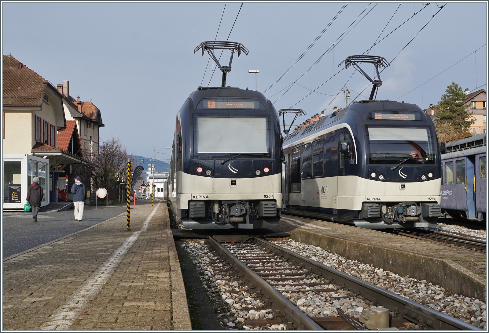 In Chernex kreuzen sich die Golden Pass Panoramic Züge Zweisimmen - Montreux (links) und Montreux - Zweisimmen (rechts) mit den Alpina ABe 4/4 9304 am Schluss, bzw dem ABe 4/4 9301 an der Spitze. 

4. Januar 2023