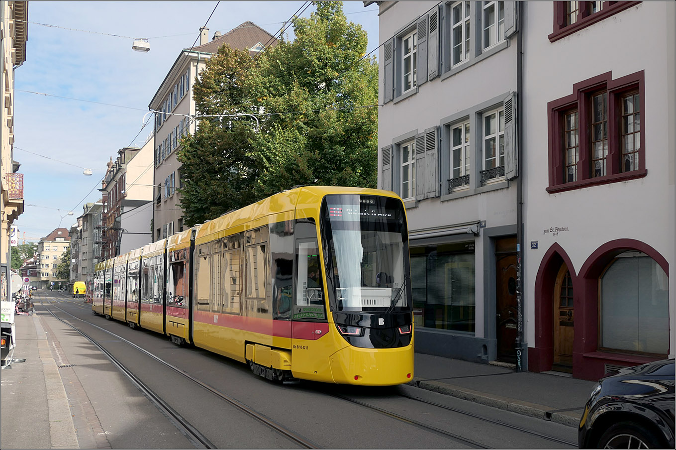 In der engen Straße -

... St. Johannes Vorstadt fährt Stadler Tina 4211 als Linie 11 der französischen Grenze zur Basler Nachbarstadt St. Louis entgegen.

17.09.2025 (M)