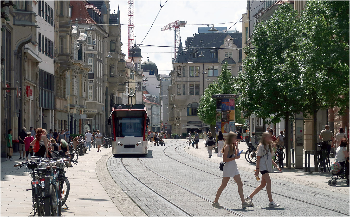 In der Erfurter Fußgängerzone - 

... dem Straßenzug 'Anger' folgt ein Combino-Straßenbahn der Linie 4 ihren Gleisen. Die Bahn aus Bindersleben und dem Flughafen und ist in dieser Straße die einzige Linie.

12.07.2023 (M)
