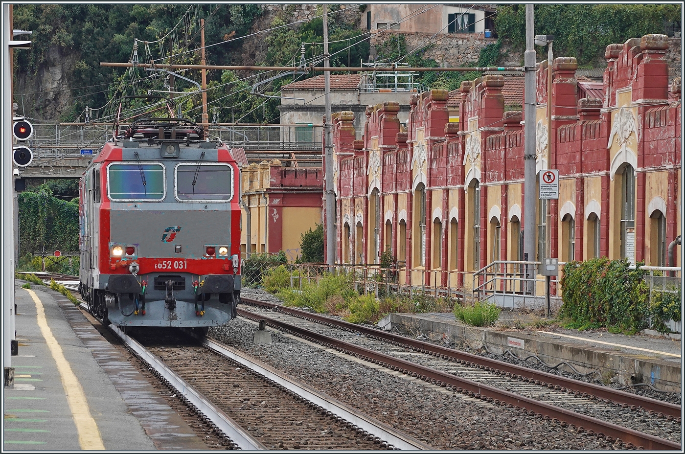 In Finale Ligure f�hrt die FS Mercitalia Rail E 652 031 als Lokzug durch den Bahnhof. Die Lok ist auf der Stirnseite dermassen versprayt, dass ich bei der  Reinigung  erst die graue Grundfarbe wegpixelte, bevor ich sie als Ursprungsfarbgebung wahrnahm!

30. September 2026