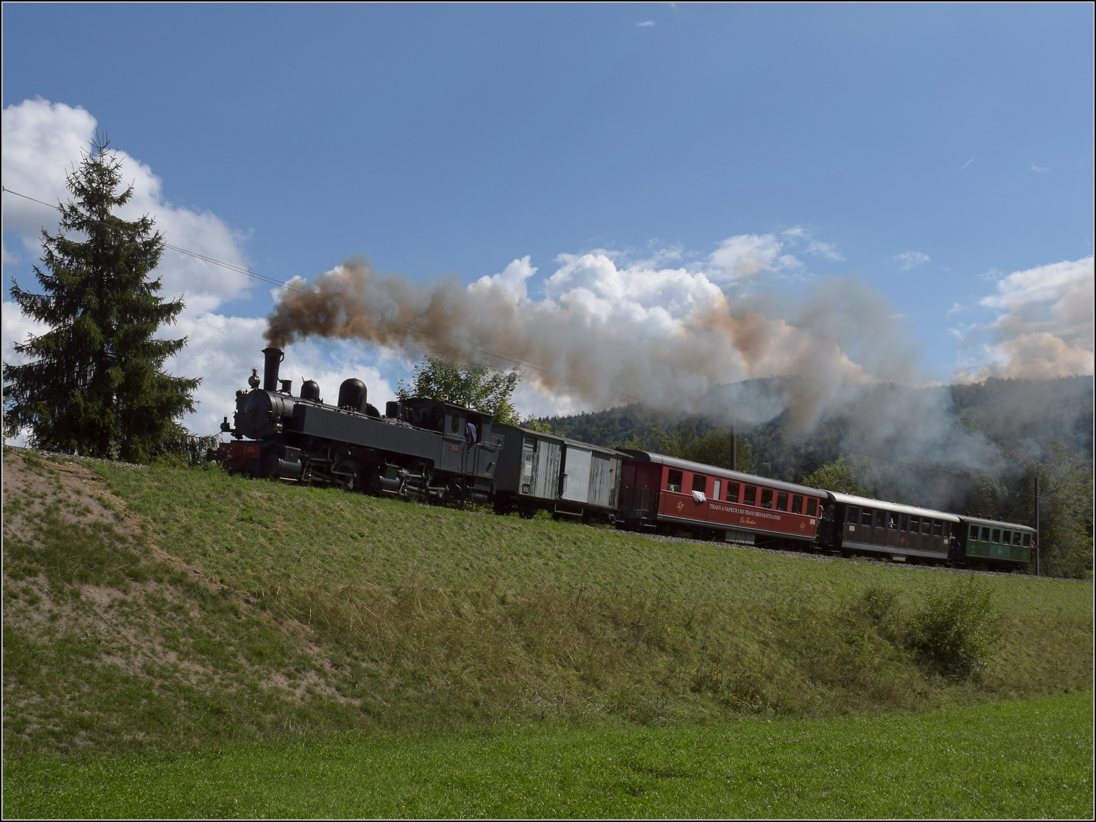In Foradrai hat die CP E164 mit ihrem Museumszug gerade die Spitzkehre hinter sich gelassen und fährt nunmehr Kessel voraus die Steigung auf die Freiberge hinauf. September 2022.

Sollte irgendetwas mit dem neuen Bildformat nicht passen, bitte an mich per PN, werde ich gesammelt weiterleiten. Auch wenn alles klappt oder die großen Bilder Anklang finden, bitte eine kurze Rückmeldung...