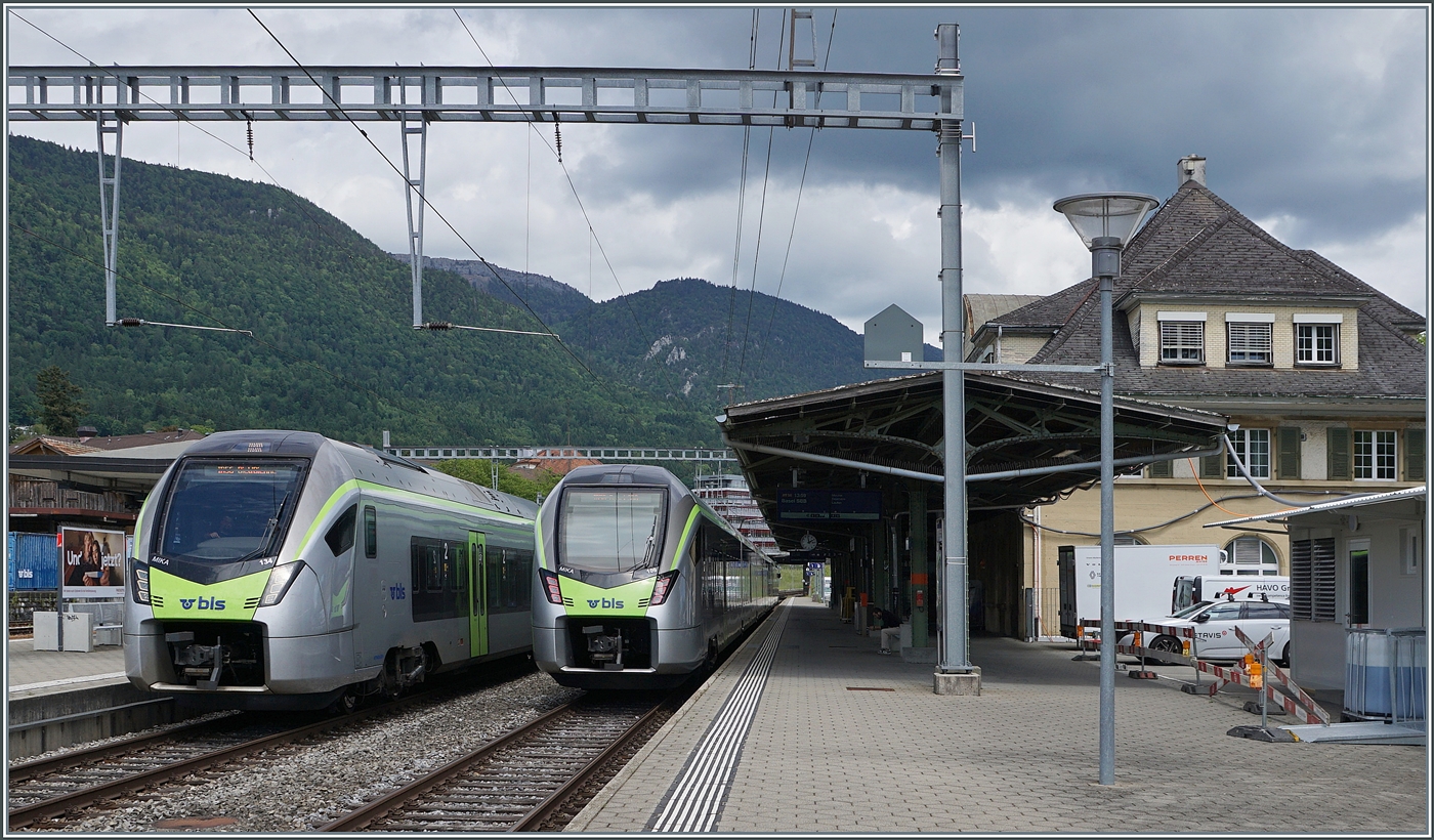 In Grenchen Nord kreuzen sich der BLS MIKA RABe 528 109 als IR 1869 von Biel/Bienne nach Basel und der BLS MIKA RABe 528 134 als IR 1868 auf der Fahrt von Basel SBB nach Biel/Bienne. 

20. Mai 2026