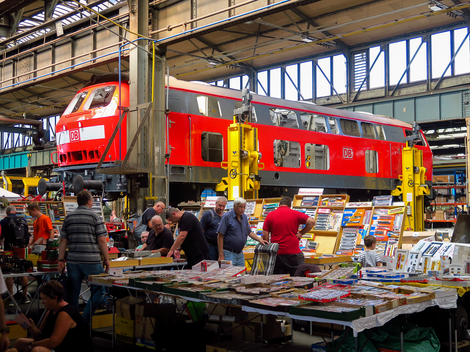 
In den Hallen herrscht während der Dampfloktage im Dampflokwerk Meiningen reger Betrieb mit Flohmarkt, Infoständen und Fressbuden. Hübsch der Lokkasten der DB 218 421-6. Großer Bahnhof sozusagen hier am 07.09.2024.
