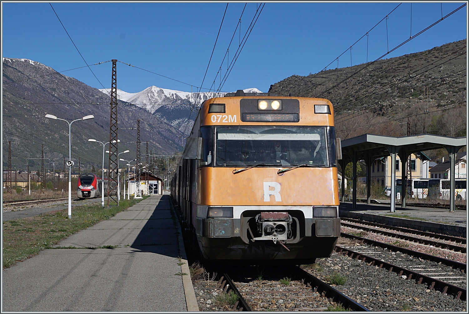 In La Tour-de-Carol-Eveigt kommen drei Strecken mit drei unterschiedlichen Spurweiten zusammen: von Toulouse die Normalspur, von Barcelona die spanische Breitspur und von Villefranche-Vernet-les-Bains die Meterspurstrecke des  Train Jaune . Leider war beim kurzen Besuch infolge Bauarbeiten der ohnehin nicht üppige Verkehr strak eingeschränkt, so das nur wenige Aufnahmen entstanden. Eine weitere Aufnahme zeigt den Abfahrt bereiten RENFE R3  Cercanias  nach L'Hositalet de Llobergat, bestehend aus zwei RENFE Serie 446 Triebzügen vor dem Hintergrund der frisch verschneiten Pyrenäen. 

19. April 2024