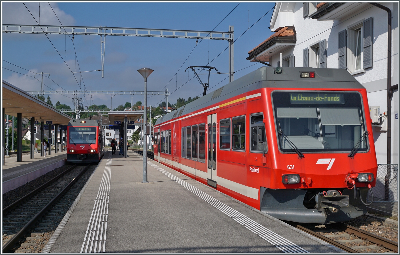 In Le Noirmont ist der CJ GTW ABe 2/6 631 angekommen und wird nach La Chaux-de-Fonds weiterfahren, w�hrend im Hintergrund ein weiterer CJ GTW ABe 2/6 den Anschluss nach Tavannes vermittelt. 

26. Juni 2024