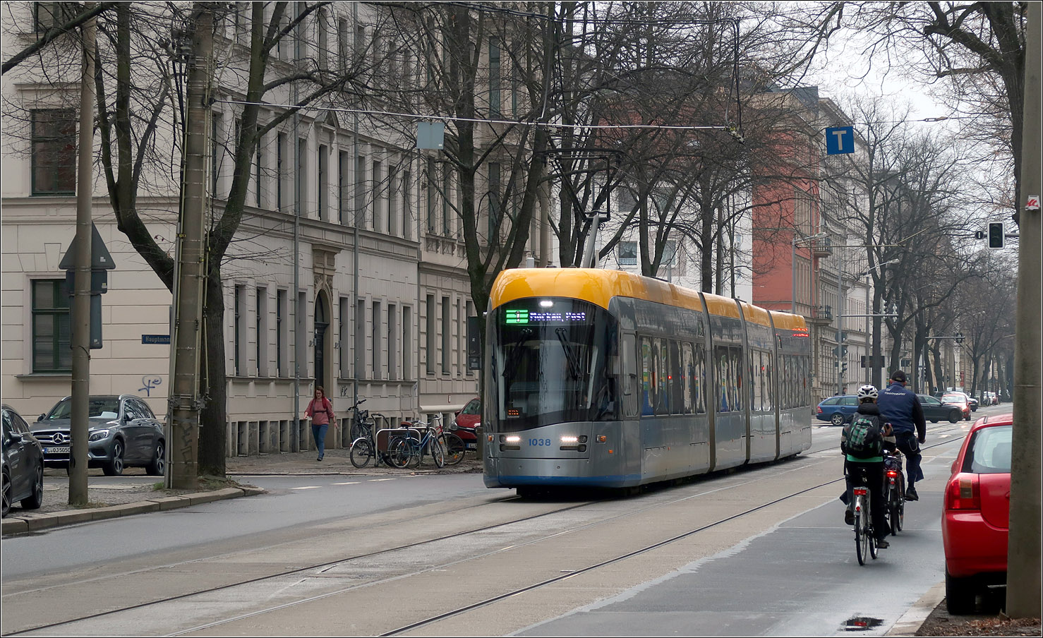 In der Leipziger Käthe-Kollwitz-Straße - 

NGT10 XL-Wagen 1038 auf der Linie 1 durchfährt die Käthe-Kollwitz-Straße in Richtung Mockau, Post.

20.03.2023 (M)