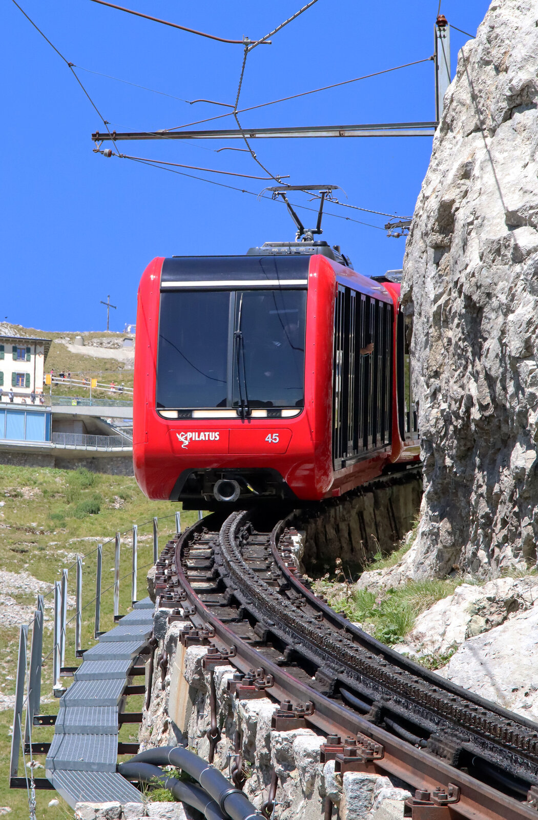 in der letzten Kurve vor der Bergstation verl�uft das Trassee auf einer kleinen Br�cke um einen Felsen herum. Pilatus Kulm, 19.8.2026
