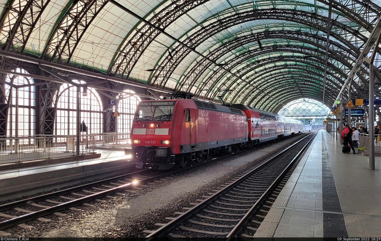 In der lichtdurchfluteten Bahnsteighalle von Dresden Hbf, abweichend auf Gleis 2, wartet 146 021-1 auf Weiterfahrt.

🧰 S-Bahn Dresden (DB Regio Südost)
🚝 S1 Meißen Triebischtal–Bad Schandau
🕓 9.9.2022 | 18:29 Uhr