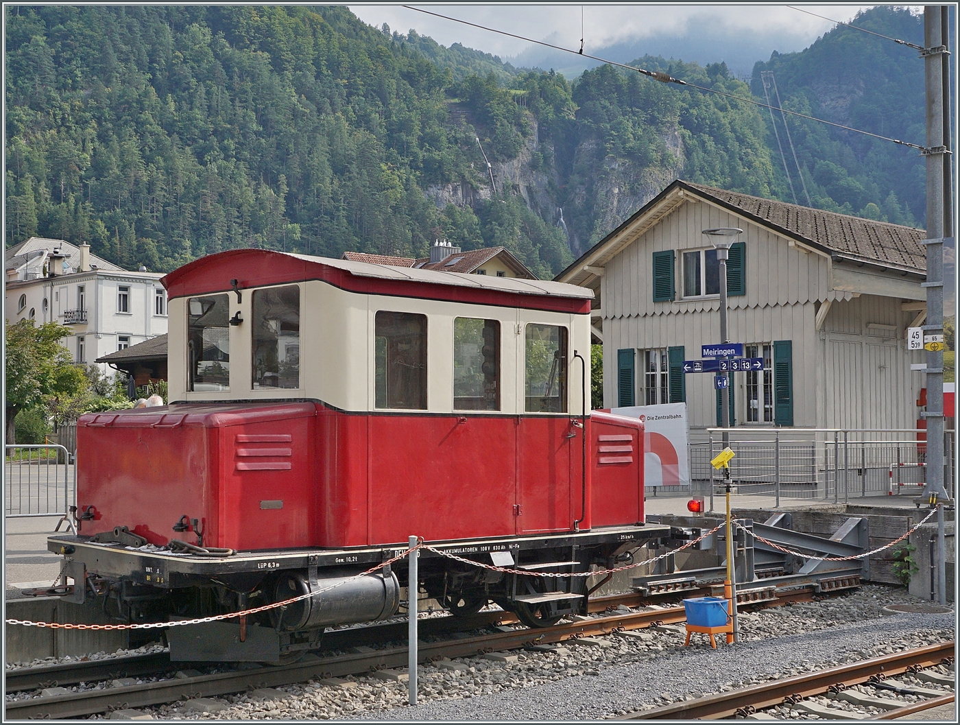 In Meiringen ist der Ta 2/2 N° 3 TRUDI zu bestaunen; der Akku-Triebwagen wurde vom Kraftwerke Oberhasli (KWO) 1931 auf der Strecke Meiringen Innertkirchen in Betrieb gesetzt, die damals noch als Industriebahn betrieben wurde und erst 1946 im Kursbuch erschien. Der Ta 2/2 N° 3 wurde 1977 ausrangiert und als T 46 1979 nach Bruchhausen-Vilsen an den DEV verkauft. 2024 gelang es, den Ta 2/2 N° 3 gegen den den MOB Tm 2/2 / V 212 auszutauschen und den Ta 2/2 3 wieder nach nach Meiringen zurück zu holen.

23. August 2025