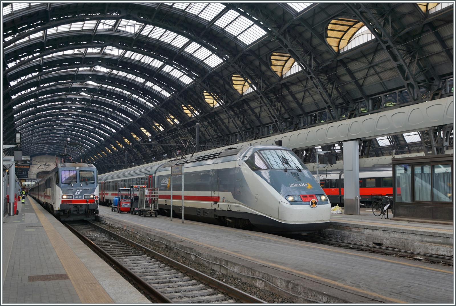 In Milano Centrale gab es wirklich viel interessantes zu sehen und fotografieren; nur Lokomotiven waren kaum zu sehen, da die meisten Züge als Triebzüge unterwegs sind: Doch ein paar wenige Ausnahmen gab es: Obwohl einem Triebzug ähnlich sind die E 414  Triebköpfe  der Baureihennummer zufolge  Lokomotiven  . Ein Intercity nach Ventimiglia wartet in Milano auf die Abfahrt. 

8. November 2022.