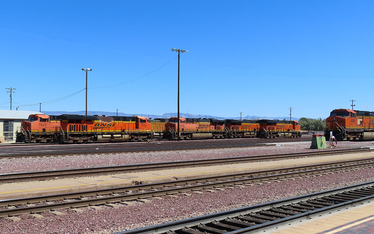 In Needles, CA, wird jeweils der Crew-Change vollzogen. Zudem warten hier meistens mehrere Loks auf ihren nächsten Einsatz. Needles, CA, 19.9.2022