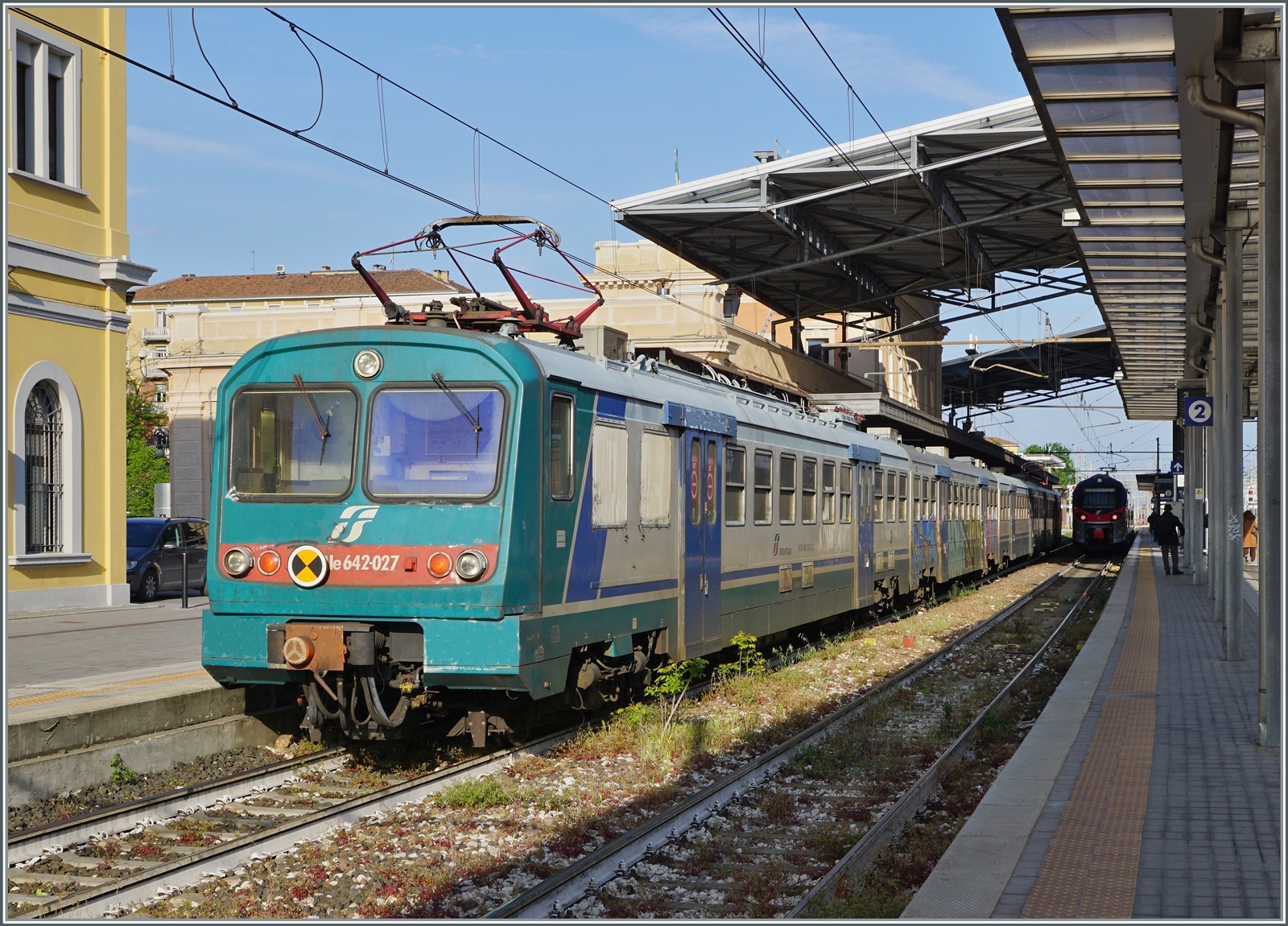 In Parma steht der FS Trenitalia Ale 624 027. Einige dieser Triebwagen sind noch auf der Strecke von Parma nach La Spezia im Einsatz, sonst sieht man die einst über das ganze Land verbreiteten Triebzüge kaum noch im Einsatz.

18. April 2023