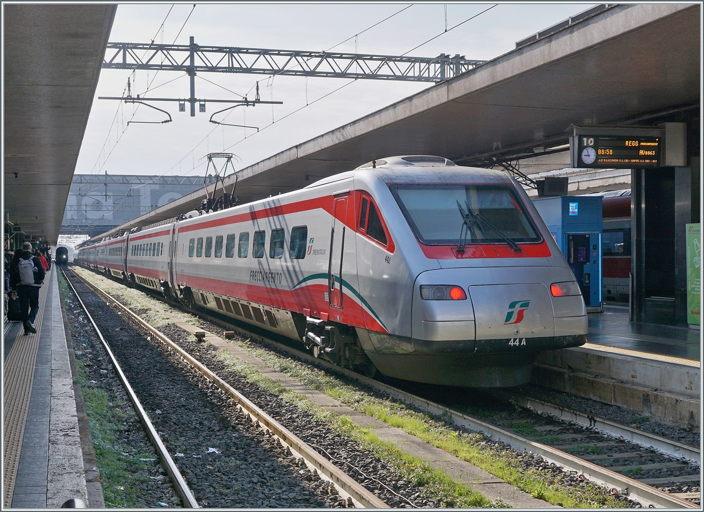 In Roma Termini wartet der FS Trenitalia ETR 485.044 als Frecciargento AV 8863 auf die Abfahrt (08:58) nach Reggio di Calabria (an 15:24) - und wir auf die Rückfahrt nach Hause...

23. März 2026