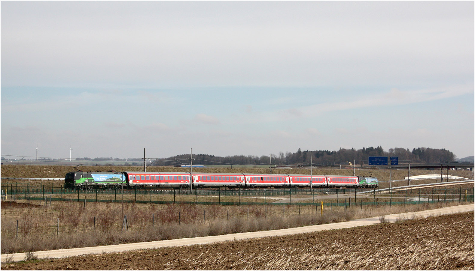 In Schräglage - 

Der IRE 200 nach Wendlingen wird auf der Neubaustrecke Wendlingen - Ulm gleich den Bahnhof Merklingen - Schwäbische Alb erreichen.

16.03.2023 (M)