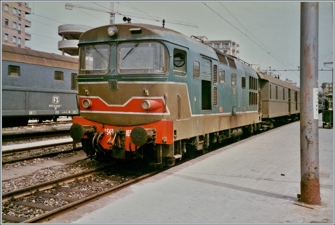 In Siracusa auf Sizilien wartet die FS D 343 103 mit einem Regionalzug auf die Abfahrt. 

Analogbild vom Mai 1988