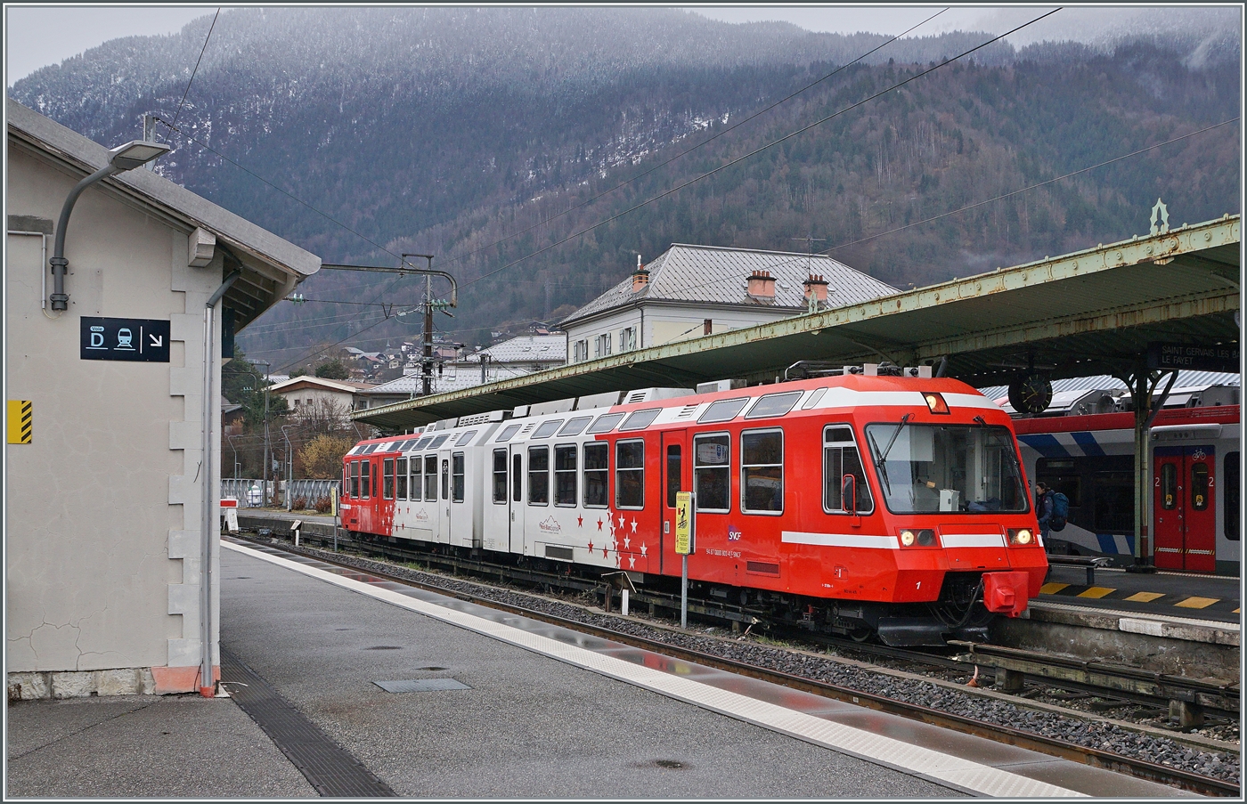 In St-Gervais ist der von Montroc-le-Planet kommende SNCF Z 800 001 angekommen. In St-Gervais-les-Bains-Le Fayet bestehen Anschlussm�glichkeiten mit den Normalspurz�gen, besonders am heutigen Samstag, da f�r den Winterferienverkehr zus�tlich zahlreiche TGV Z�ge von und nach St-Gervais-les-Bains-Le Fayet verkehren. 

21. Februar 2026