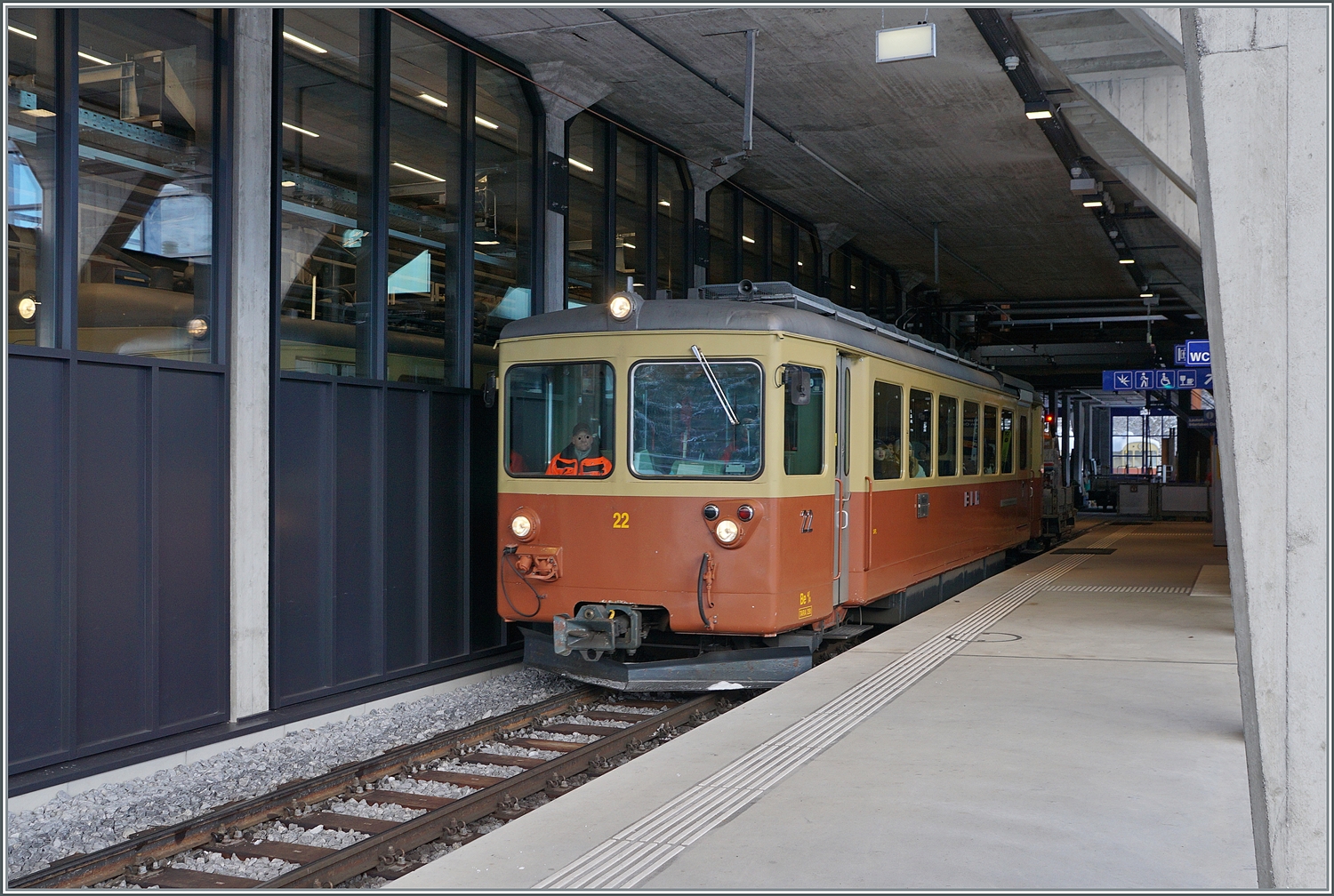 In der Station Gr�tschalp wartet der BLM Be 4/4 N� 16 auf die Abfahrt nach M�rren. Der grosse H�henunterschied vom Tal in Lauterbrunnen au die Gr�tschalp wird mit einer Seilbahn �berwurden, die vor etlichen Jahren eine Standseilbahn ersetzte. Aus diesem Grund zeigt dich die Station Gr�tschalp auch ziemlich zweckdienlich.
 
16. Januar 2024