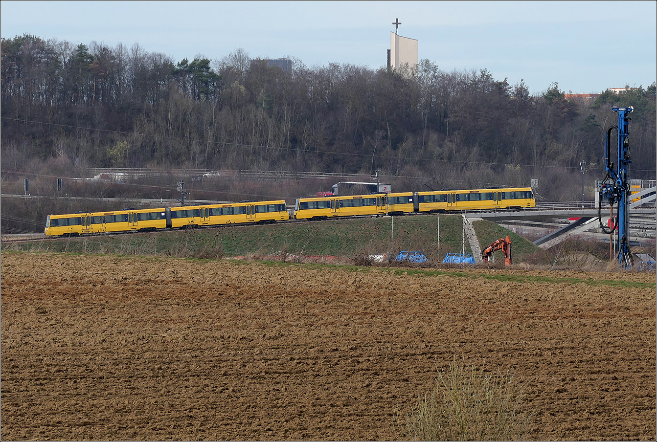 In ungestörtem SSB-Gelb - 

... erklimmt ein U6-Stadtbahnzug die 70 Promille-Rampe hinauf zur Brücke über die Autobahn A8.

26.02.2024 (M)