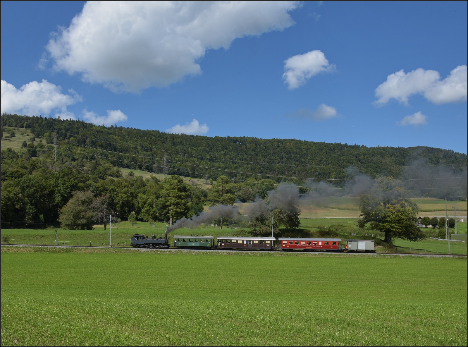 In weitem Bogen umfährt die Strecke auf die Freiberge den Ortskern von Glovelier. CP E164 von La Traction mit ihrem Museumszug muss mächtig eingeheizt werden für die folgenden 500 Höhenmeter. September 2022.

Sollte irgendetwas mit dem neuen Bildformat nicht passen, bitte an mich per PN, werde ich gesammelt weiterleiten. Auch wenn alles klappt oder die großen Bilder Anklang finden, bitte eine kurze Rückmeldung... Inzwischen kann jeder bei Bedarf das neue Format selber nutzen.