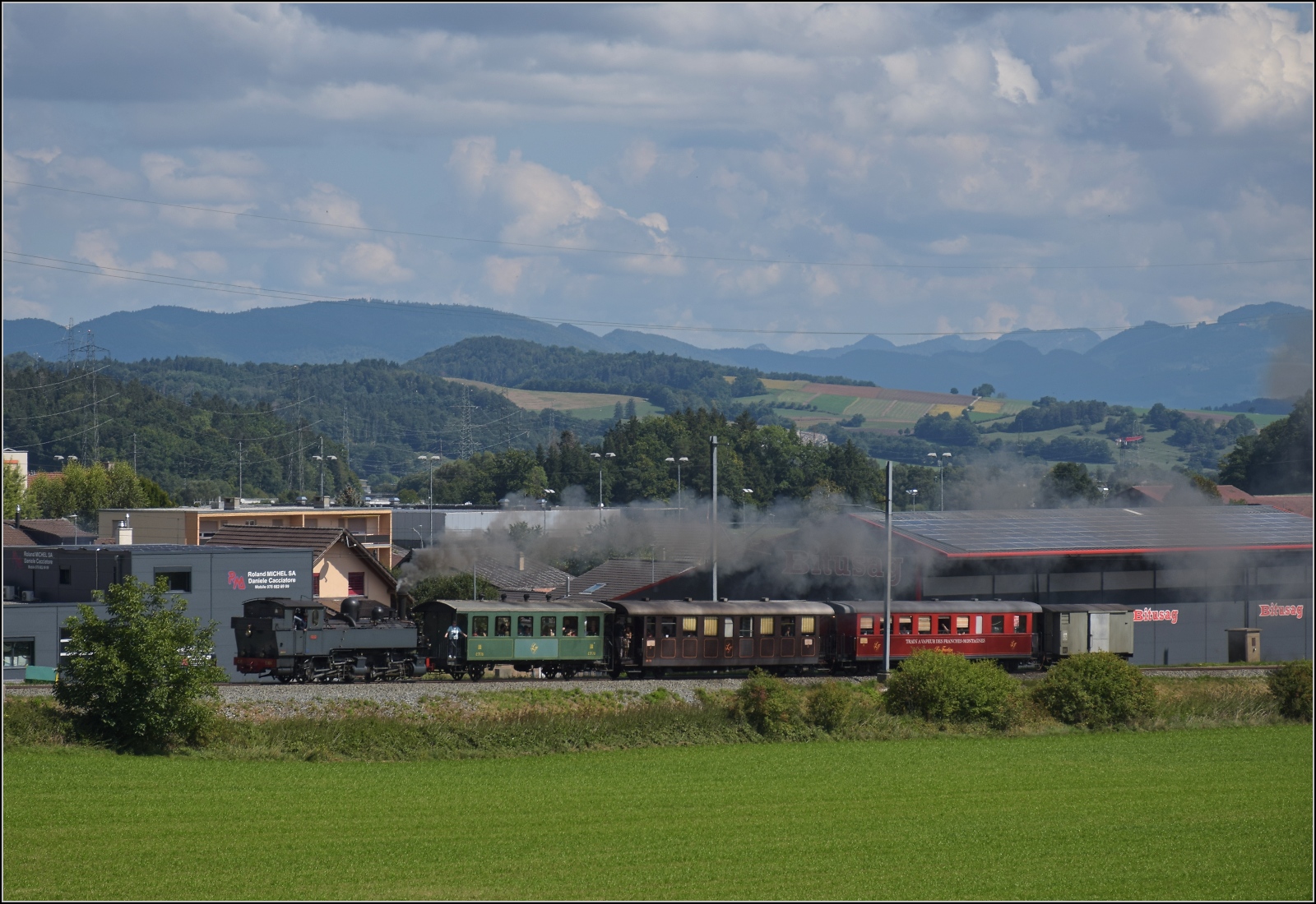 In weitem Bogen umfährt die Strecke auf die Freiberge den Ortskern von Glovelier. CP E164 von La Traction mit ihrem Museumszug muss mächtig eingeheizt werden für die folgenden 500 Höhenmeter. September 2022.

Sollte irgendetwas mit dem neuen Bildformat nicht passen, bitte an mich per PN, werde ich gesammelt weiterleiten. Auch wenn alles klappt oder die großen Bilder Anklang finden, bitte eine kurze Rückmeldung...  Inzwischen kann jeder bei Bedarf das neue Format selber nutzen.